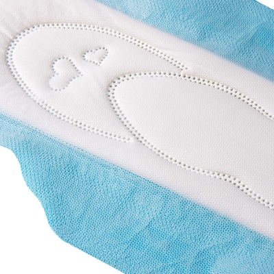 Les figurants s'envolent les femmes organiques de sécheresse des protections sanitaires 250mm portant des serviettes hygiéniques