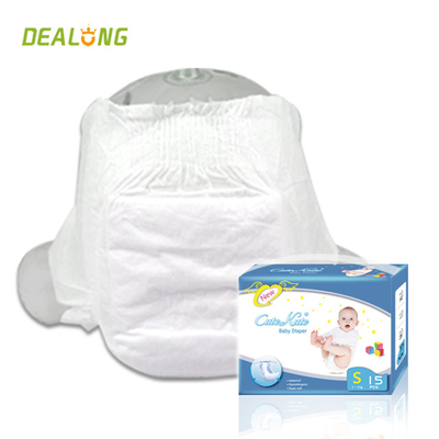 Le bébé de Backsheet tirent vers le haut le pantalon