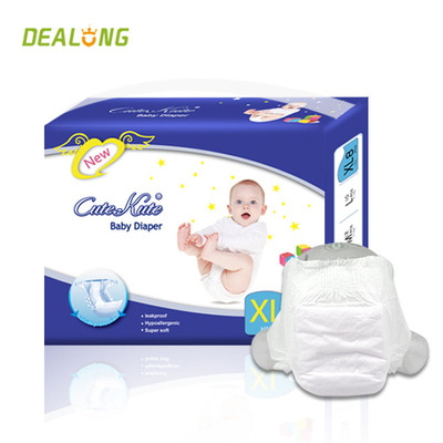 Le bébé de Backsheet tirent vers le haut le pantalon