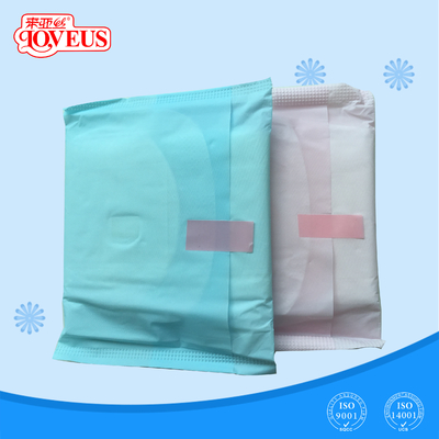 Surface négative confortable d'Ion Sanitary Pad Soft Mesh pour des femmes