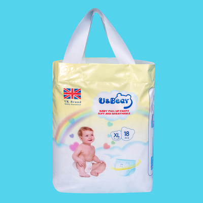 Le bébé bleu d'ADL tirent vers le haut le pantalon pour tirer vers le haut le GV durant la nuit de couches-culottes pour la formation