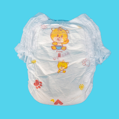Le bébé rapide d'absorption tirent vers le haut le pantalon
