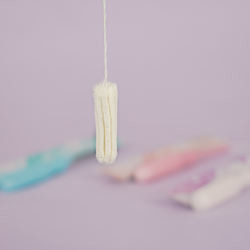 Tampons organiques jetables sanitaires de coton de marque de distributeur pour des femmes